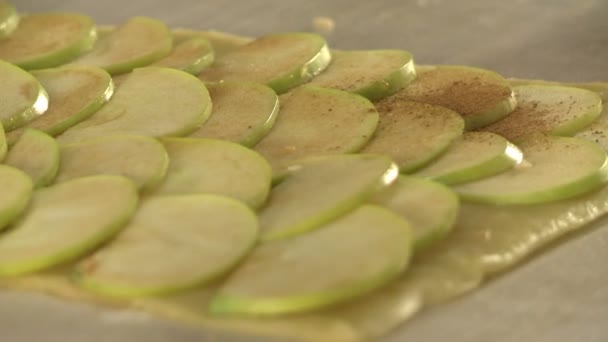 Vista do chef rola massa com maçã fatiada — Vídeo de Stock