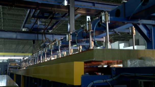 Machine déplaçant le panneau de particules du convoyeur en tas 