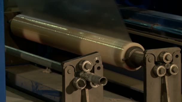 Rollo de película desenrollado durante el proceso de fabricación — Vídeos de Stock