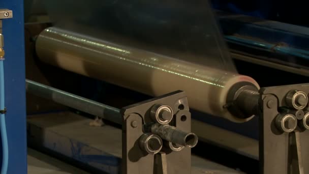 Вид снятого с катушки производственного материала — стоковое видео