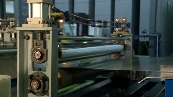 Productiemateriaal overgaat van machines reel — Stockvideo