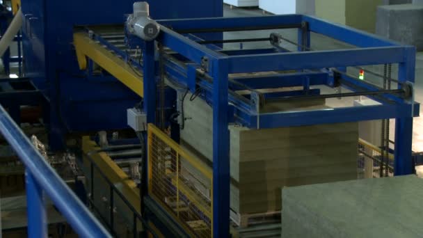 Maszyny do produkcji płyt warstwowych — Wideo stockowe