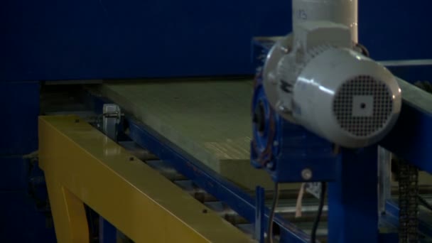 Machine uitgevoerd in productie winkel, close-up — Stockvideo