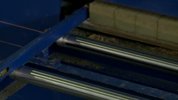 Close-up de barras de madeira se move na máquina — Vídeo de Stock
