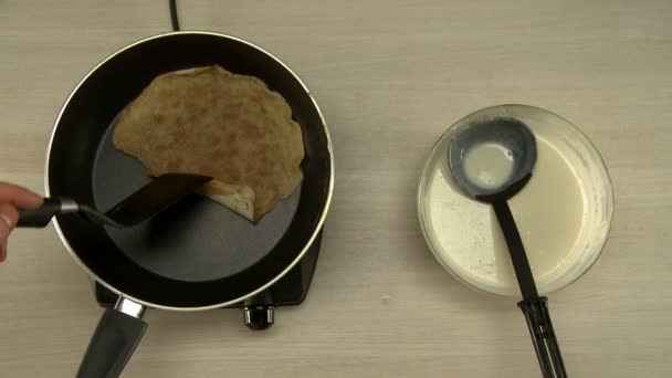 Första person vy på kocken stekar pannkaka — Stockvideo