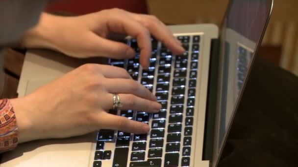 Business seminar. Woman typing on laptop keyboard — Stock Video