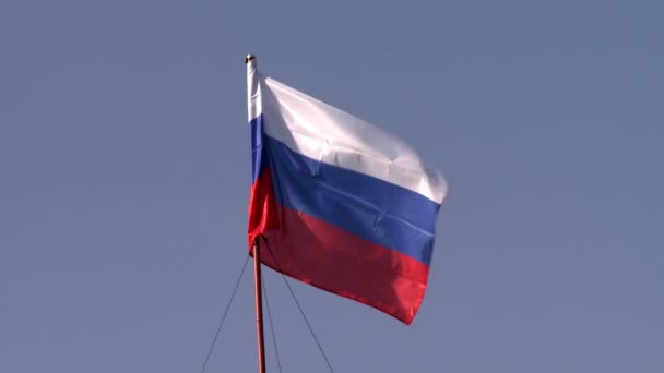 En el asta de la bandera que ondea la bandera de Rusia — Vídeo de stock