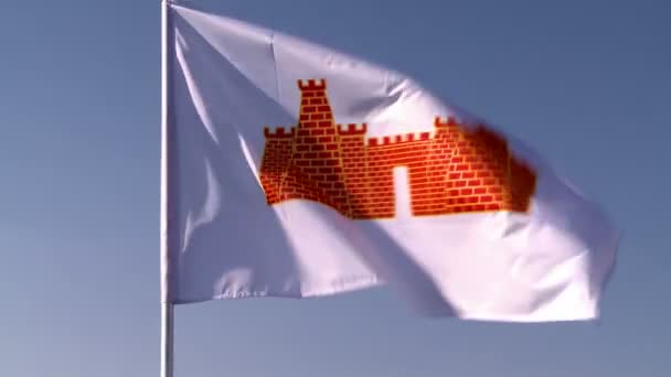 旗帜在风中飘扬的视图。俄罗斯，莫扎伊斯 — 图库视频影像