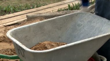 Beton ile el ile el arabası