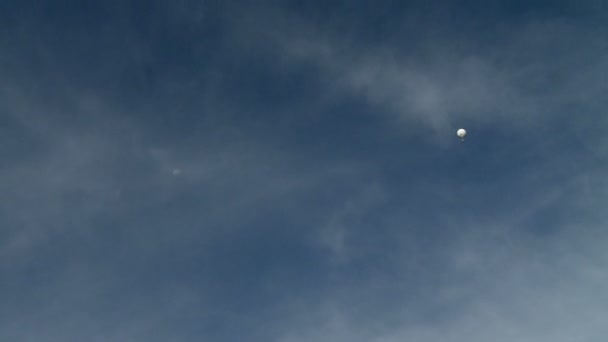 Повітряна куля літає і Місяць вже з'явився в небі — стокове відео