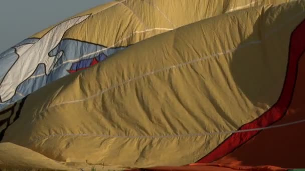 织物的热气球飞行在风中 — 图库视频影像