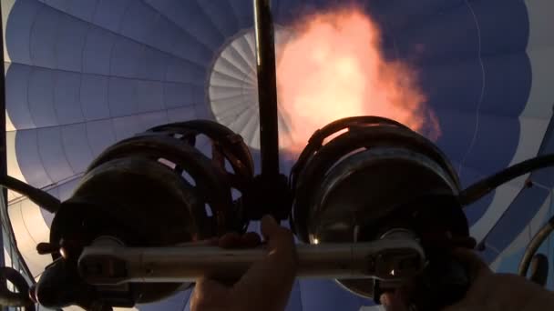 Baloncu ateşe sıcak hava balonu burner verir. — Stok video