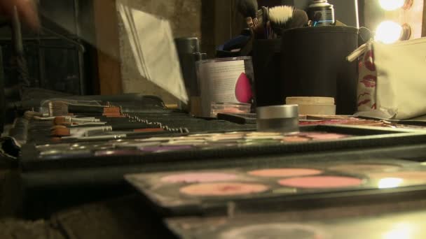 Close-up de maquiador usando cosméticos — Vídeo de Stock
