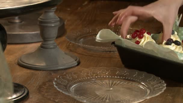 Decorator met des gâteaux savoureux avec des baies sur l'assiette — Video