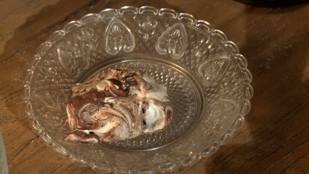 Vista de decorador pone pasteles en plato de cristal — Vídeo de stock