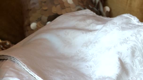 Vista de los pliegues decorador servilleta de satén — Vídeo de stock