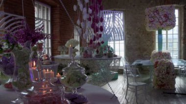 Cafe çiçeklerle süslenmiş şık iç