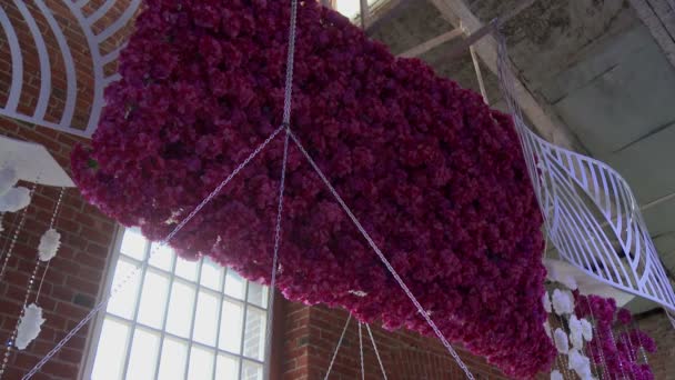 Táblázat Desszert díszített virágok és gyertyák — Stock videók