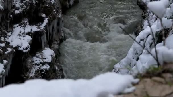 Kışın dağ nehri — Stok video