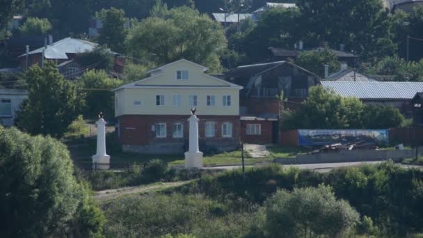 Vue panoramique estivale d'une petite ville près d'une rivière — Video