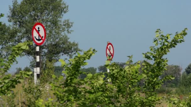 arbres d'été et signe nautique 