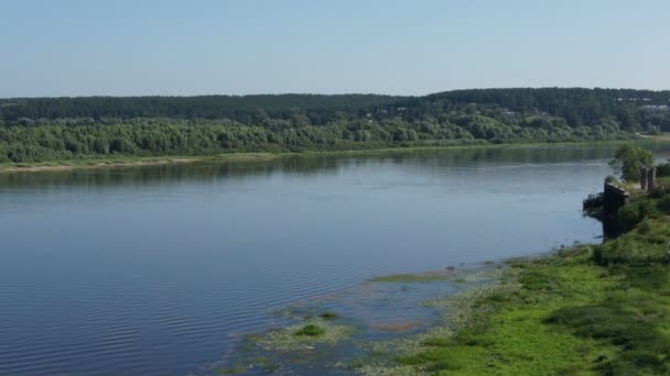 Панорамный вид на русскую реку с лесом — стоковое видео