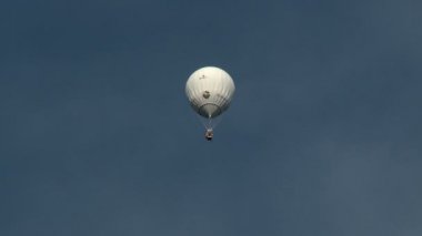 Gökyüzünde yüzen beyaz sıcak hava balonu