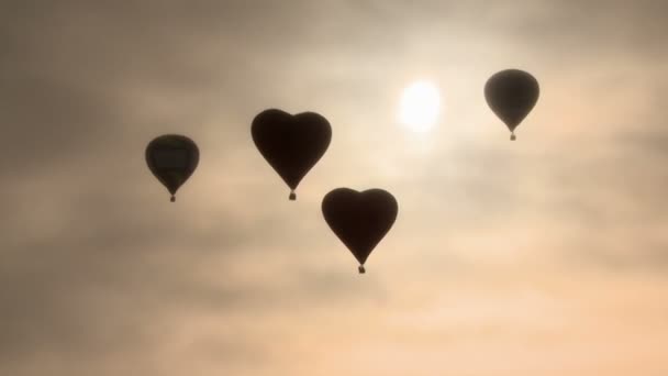 Şafak pus içinde uçan dört sıcak hava balonları — Stok video