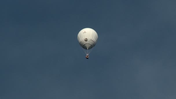 Balão de ar quente branco flutuando no céu — Vídeo de Stock