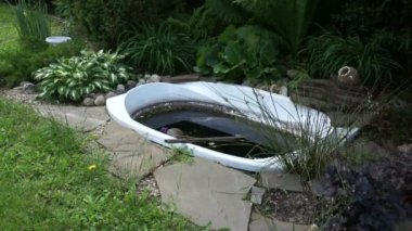 köy bahçesinde eski gölet