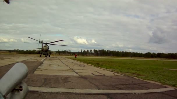 Vista del helicóptero parado en la pista de aterrizaje — Vídeos de Stock