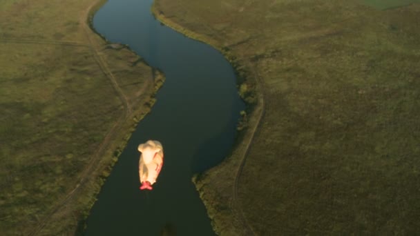 Θέα από το αερόστατο που πετάει πάνω από το ποτάμι και πεδία — Αρχείο Βίντεο