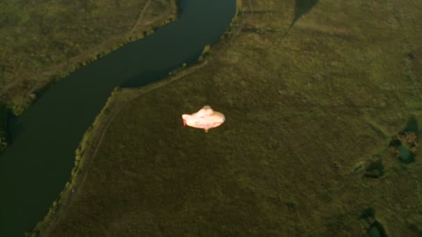 Vista superior del globo aerostático volando sobre el río — Vídeo de stock