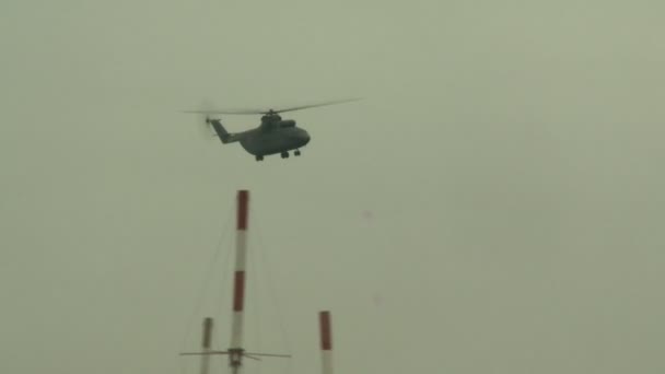 Vista del helicóptero volador en el cielo nublado — Vídeos de Stock