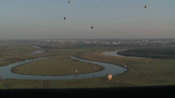 Air ballonger festivalen äger rum på landsbygden — Stockvideo