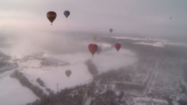 Vue des montgolfières volant dans la brume de l'aube — Video