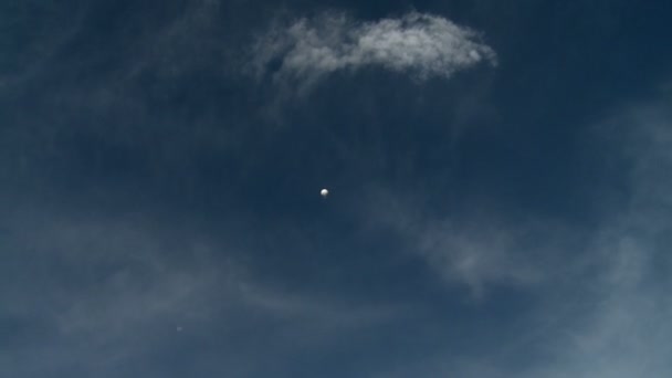 Ballon vliegen en maan verscheen al in hemel — Stockvideo