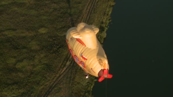 Vista superior del globo aerostático volando sobre el suelo — Vídeos de Stock
