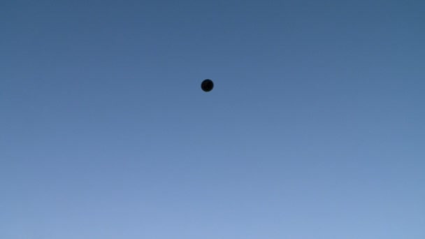 Blick auf schwarzen Ballon dreht sich am Himmel — Stockvideo