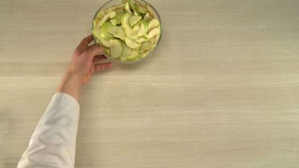 Apple řezání pro pečení. — Stock video