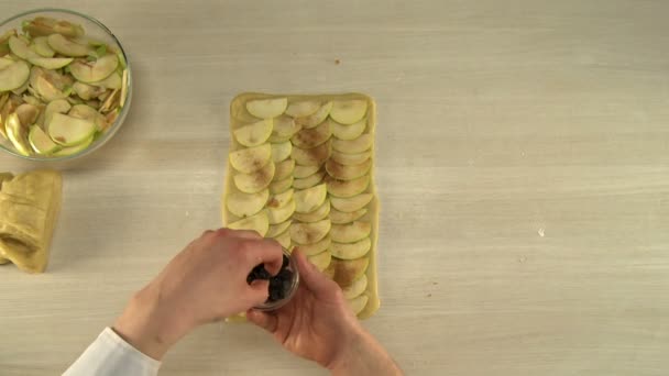 Äpfel in Scheiben auf gekneteten Teig legen. — Stockvideo