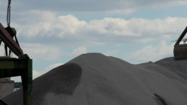 Endüstriyel limanda çalışır