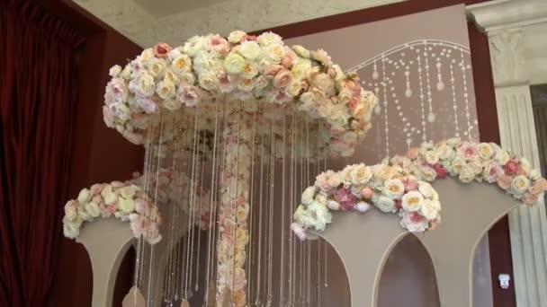 Vista de los stands decorados con rosas pastel — Vídeo de stock