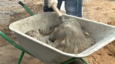 Beton ile el ile el arabası