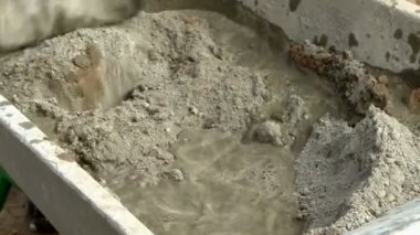 Beton ile el ile el arabası