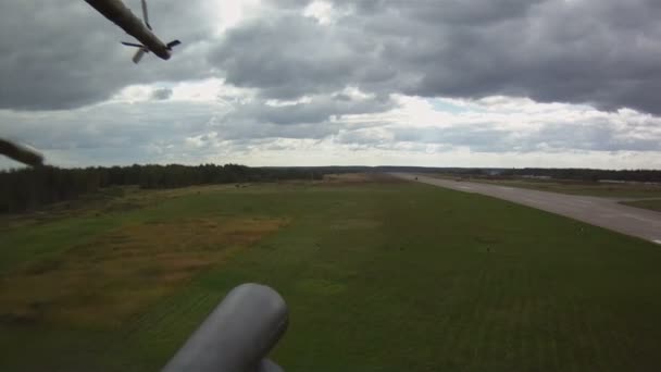 Vista desde la ventana del helicóptero — Vídeo de stock