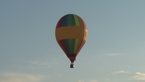 Ballon am Himmel. — Stockvideo