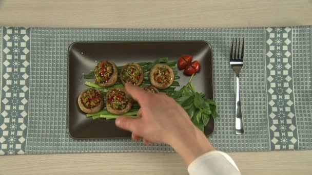 Gefülltes Gemüse auf einem Tablett serviert. — Stockvideo