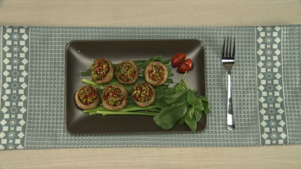 Verduras rellenas servidas en una bandeja . — Vídeos de Stock