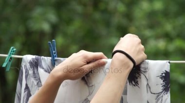 Kuru giysiler ip üzerinden kapalı alarak kadın